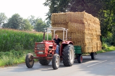 Traktor mit Strohanhänger_2.JPG